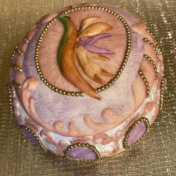 Vintage Oval trinket box with lid beautiful design and on top a flower. - Picture 3 of 6